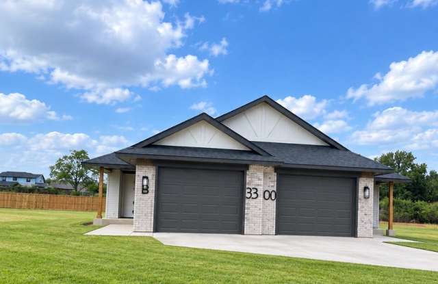 Beautiful 2-Bedroom Duplex with Garage for Rent in Chickasha, OK photos photos