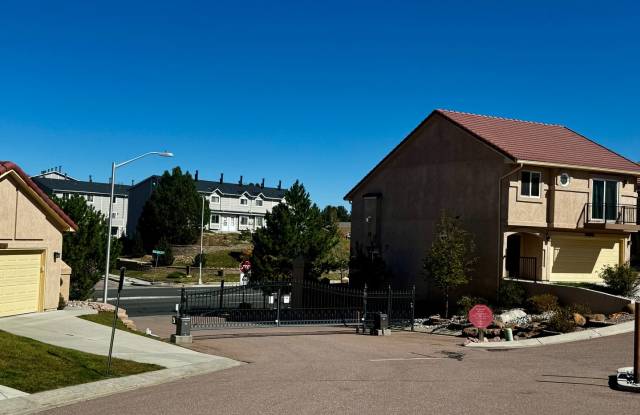 Gated Luxury Townhome in Northeast Colorado Springs Gallery 4