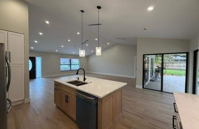 199 SW 15th Court Gallery 4