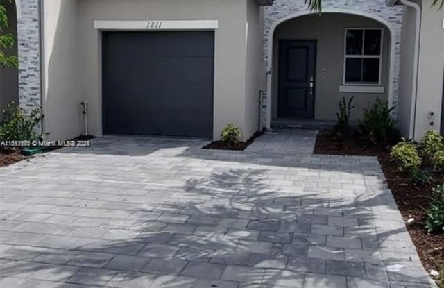 1211 SE 27th Ter - 1211 Southeast 27th Terrace, Homestead, FL 33035
