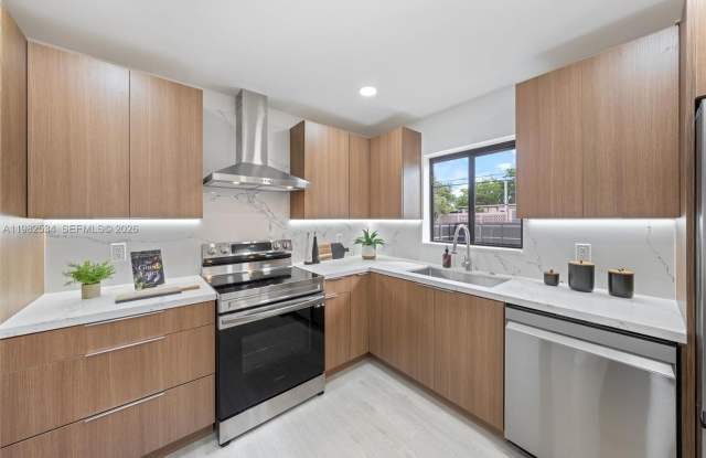 1305 N 31st Road, Hollywood, FL 33021 photos photos