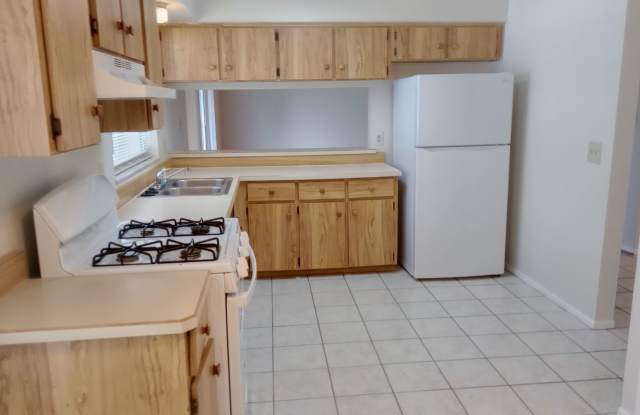2/2 On Large Corner Lot Located in Pepper Mill!!! Gallery 4