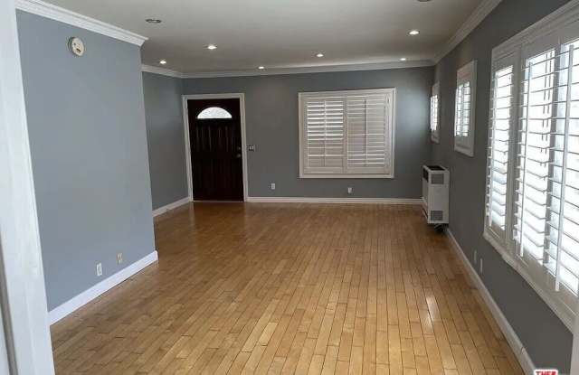 713 W 49th Pl Gallery 4