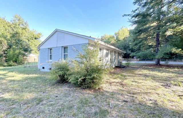 Freshly painted, updated 3 bed, 1 bath Ranch on a fully fenced corner lot, Minutes to Uptown Gallery 4