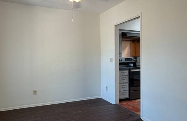 Stylishly Remodeled 2-Bedroom 2 Bath Townhome in Pueblo Villas Gallery 4