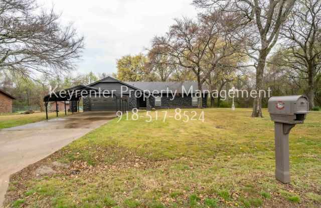 Beautifully Redone 3 Bedroom House! Available for August Move in! Gallery 1