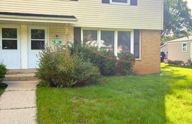 3 Bedroom/ 1.5 Bathroom Townhome for Rent - Waukesha, WI Gallery 1