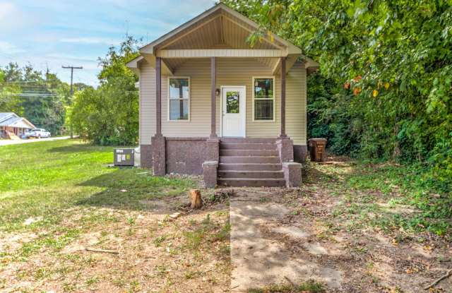 Knoxville 37914 - CHARMING 2 BEDROOM 1 BATH HOME WITH BONUS LOT! Contact Lisa Vineyard  Shannon Russell (865) 216-9334 photos photos