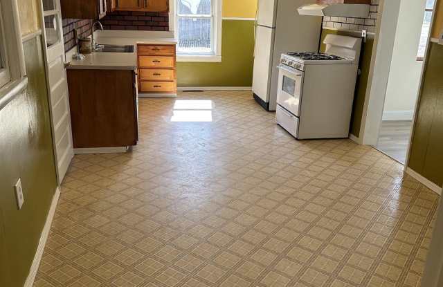 520 N Maple Gallery 4