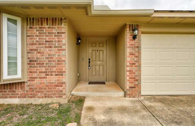 Comfort Meets Convenience | 3-Bedroom Home Near I-40  Shopping! photos photos