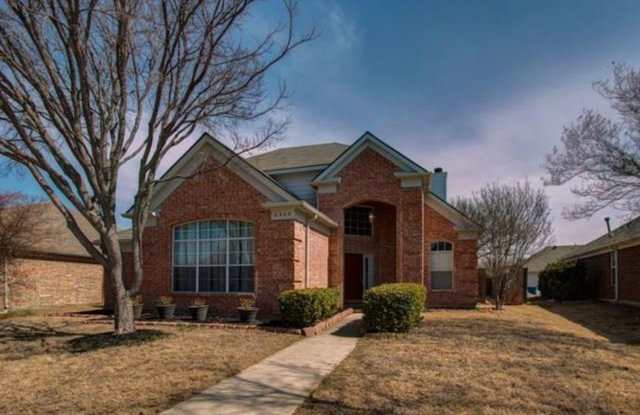 Beautiful 2 story home with 4BR-2.5 bath in Frisco, just minutes from from major highways 121  Dallas North Tollway in a quiet neighborhood - 6908 Chateau Drive, Frisco, TX 75035