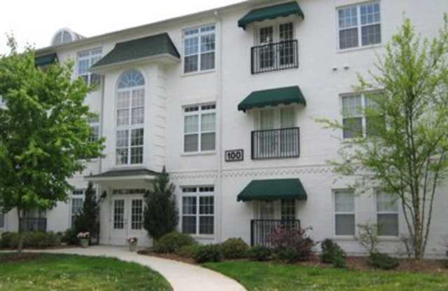 2 BR Brookeside At Irving Park Condo, Convenient to Moses Cone and Downtown Greensboro - 100 Sunset Circle, Greensboro, NC 27408