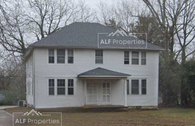 3BR/2BA | Two Stories | Large Living Room & Dining Room Gallery 3
