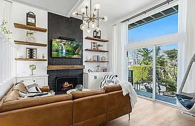 Ocean-View Monterey Townhome Near the Beach | Unfurnished Gallery 4