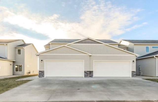 Stylish  Functional 3-Bed Home in East Sioux Falls with Walkout Patio  Spacious Kitchen photos photos