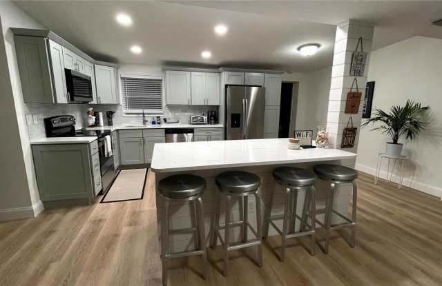 1639 ST CATHERINE Drive W Gallery 3