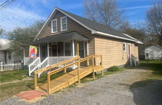 5 North Oak Avenue Gallery 2