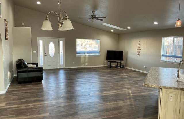 357 6410 Court Gallery 4