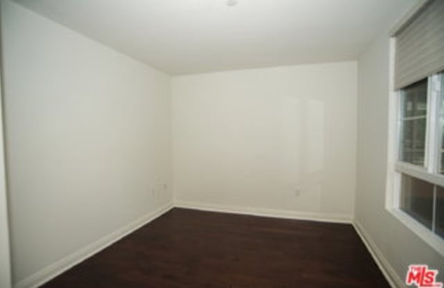 5831 Seawalk Drive Gallery 2