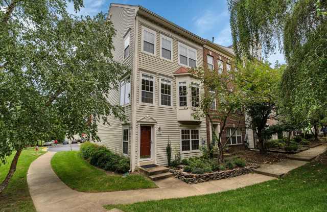 Immaculate 4 Bed 3.5 Bath, 4-Level End Unit Townhome In Windy Hill At Lincolnia - 5400 Cheyenne Knoll Place, Lincolnia, VA 22312