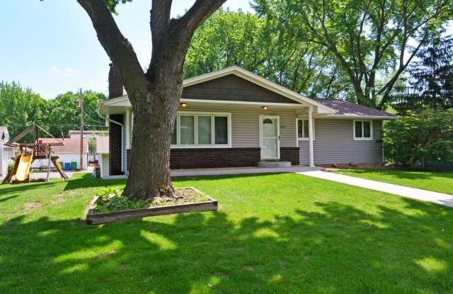 Beautiful 4-Bedroom Home in Prime New Brighton Location! photos photos