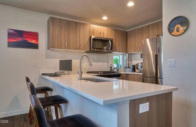 Phillips Corner – Newer Townhome with a RARE 2-Car Garage in the Heart of Ashland! Gallery 4
