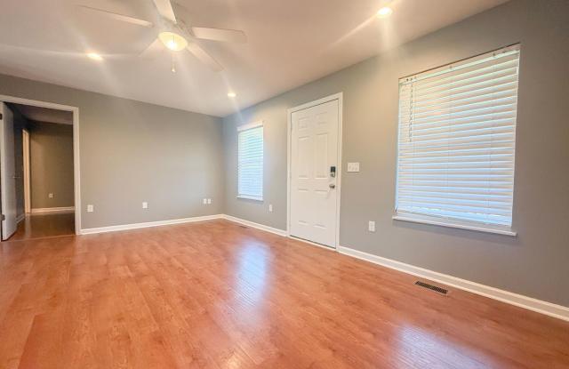 Pet-Friendly 3-Bedroom Home with Fenced Yard, Sun Room & Utilities Included Gallery 4