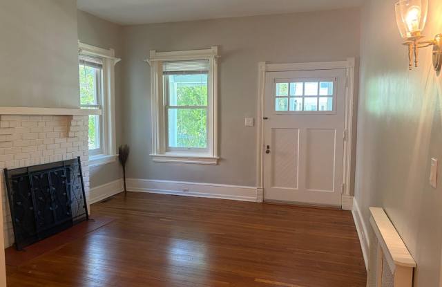 210 GRAYLING Avenue Gallery 3