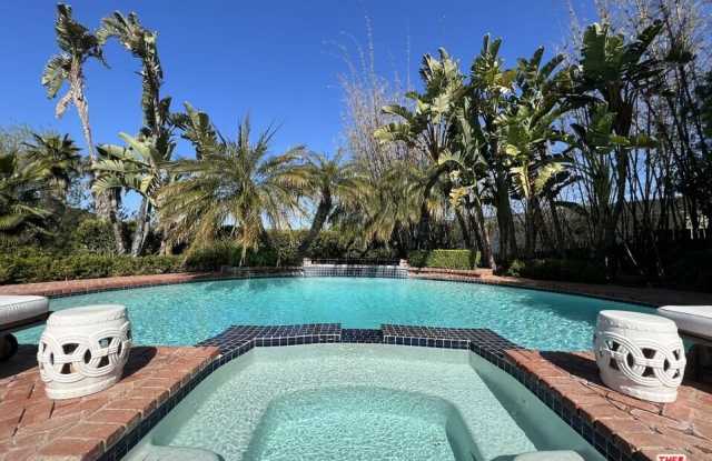 8050 Mulholland Dr photos photos