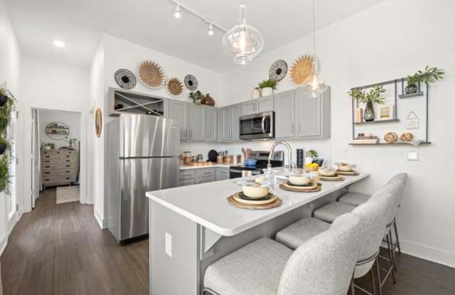 Cadia Warner Robbins photos photos