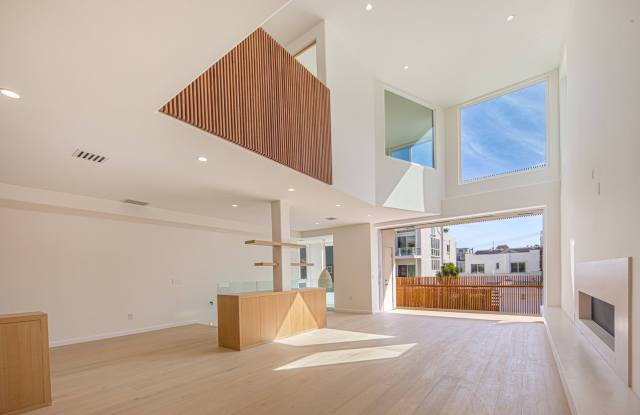 Designer remodeled Single Family Home with 5 beds and 6 baths in Marina Peninsula! Direct OCEAN VIEWS! Steps to the sand. - 17 Lighthouse Street, Los Angeles, CA 90292