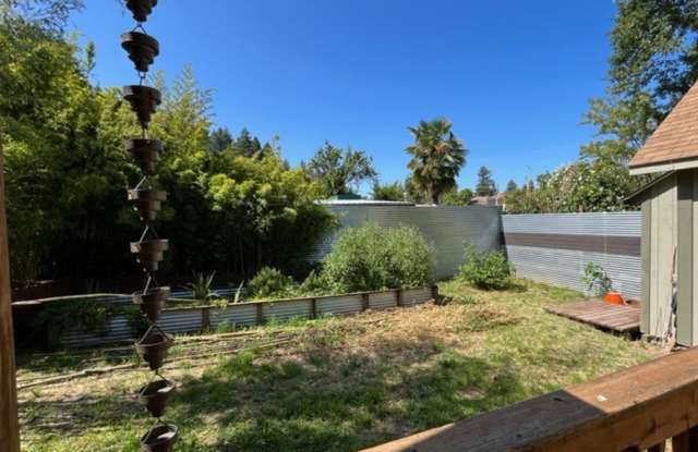 Charming 3 Bedroom, 2 Bathroom Home for Rent in Garberville Gallery 4