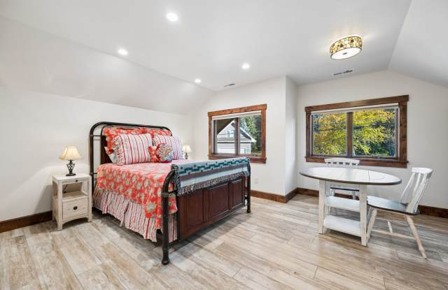1 bedroom, 1 bath Studio Apartment Gallery 3