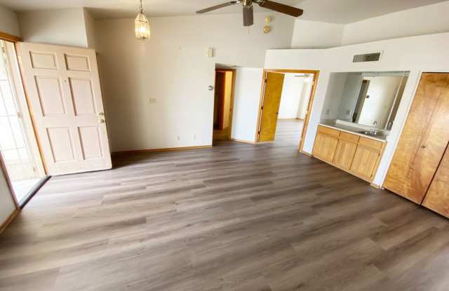 2 Bedroom In Youngtown Available! Gallery 4