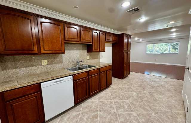 3 bedroom 2 bath condo on Vanowen Gallery 3