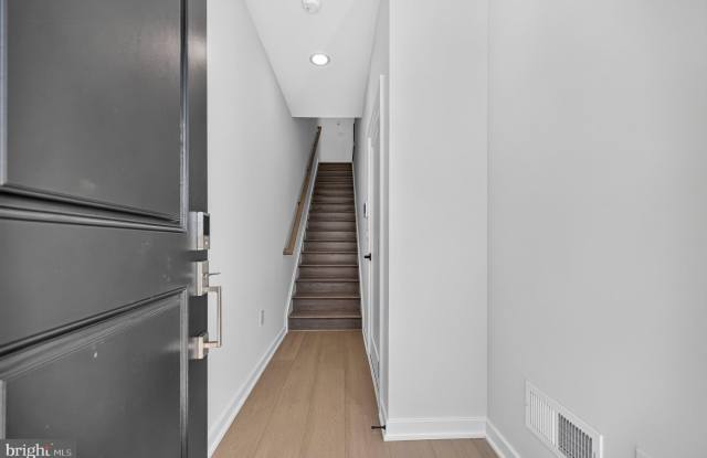 25049 DESELBY Square Gallery 2
