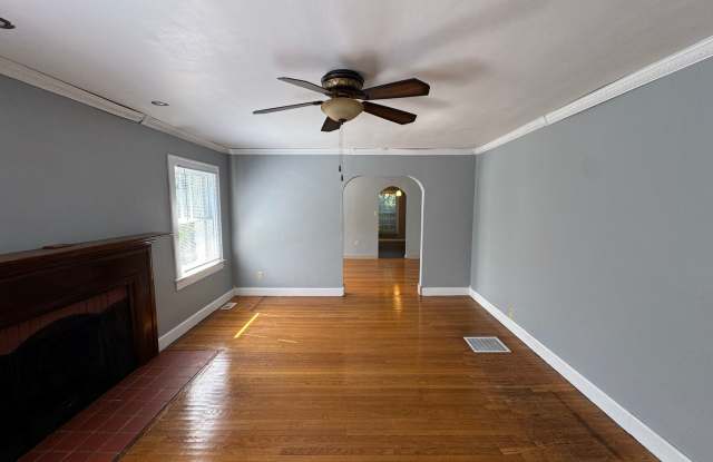Tuxedo Park 2 Bed and 1 Bath Gallery 4
