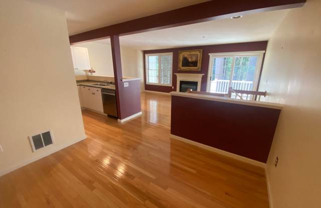 2+ bedroom, 2.5 bath townhouse for rent in the Bicentennial school district. Gallery 3