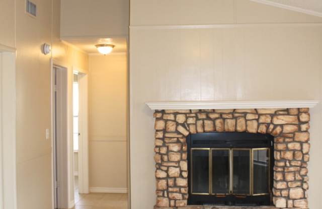 Move in ready! 3 Bedroom, 2 Bath, 2 Car Garage Home Gallery 3