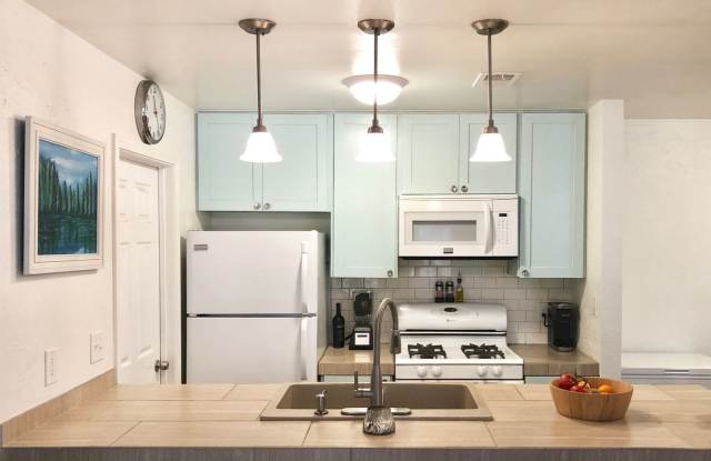 Charming 2-Bedroom Condo in Convenient North Austin Location Gallery 4