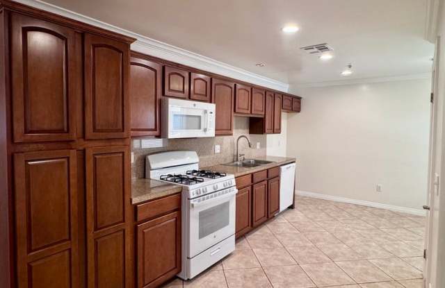 3 bedroom 2 bath condo on Vanowen Gallery 4
