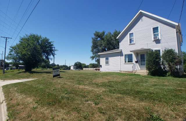 Cozy 2 Bedroom 1 bath Upstairs with Garage Gallery 1
