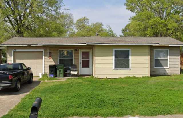 AVAILABLE NOW!!! Cozy 3/1/1/ in Arlington - 905 Hensley Street, Arlington, TX 76010