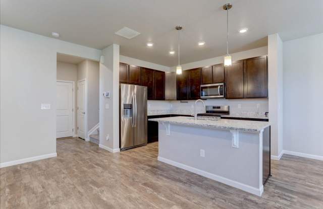 Like New 3bed/3bath/2car End-Unit Townhome Gallery 1