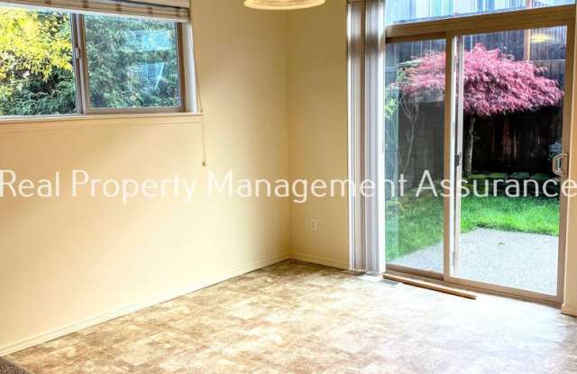 Spacious 3-Bedroom Beaverton Home with Gas Fireplace, Fenced Yard & Garage Gallery 4