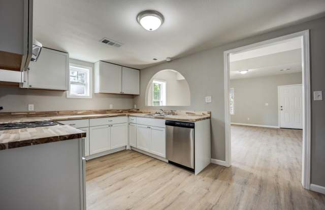 Freshly Updated 3 Bedroom House photos photos