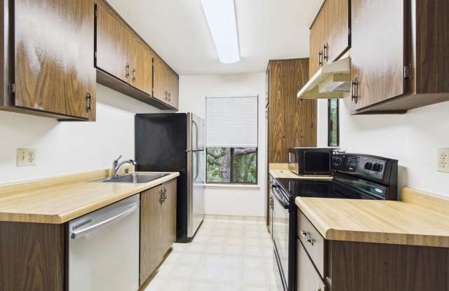 1/1 Golden Oaks Condo for rent Gallery 3