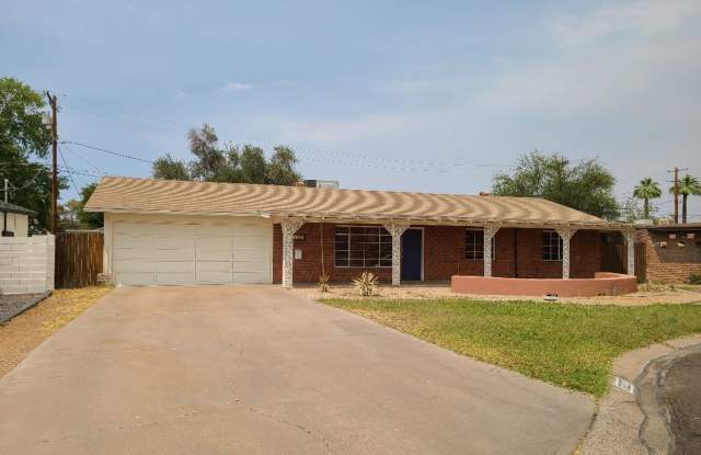 BEAUTIFUL RED BRICK HOME ON A LARGE CUL-DE-SAC LOT NEAR THE CAMELBACK ROAD. photos photos