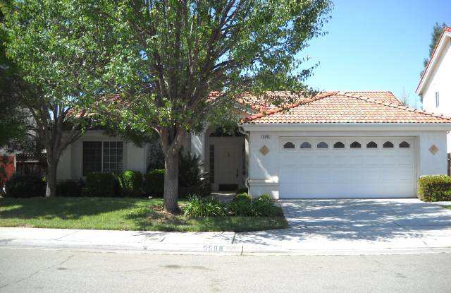 Nice home with nice amenities in NW neighborhood close to shopping, schools and Hwy 99. Central Unified Schools! photos photos