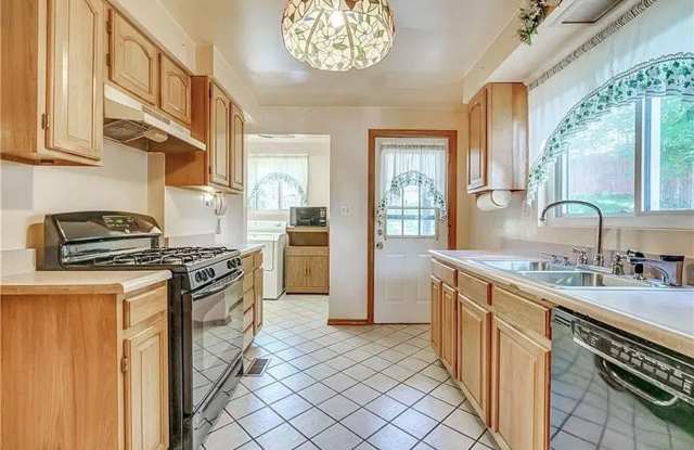 Large 3 Bed, 1 Bath - Central Air, Washer/Dryer photos photos